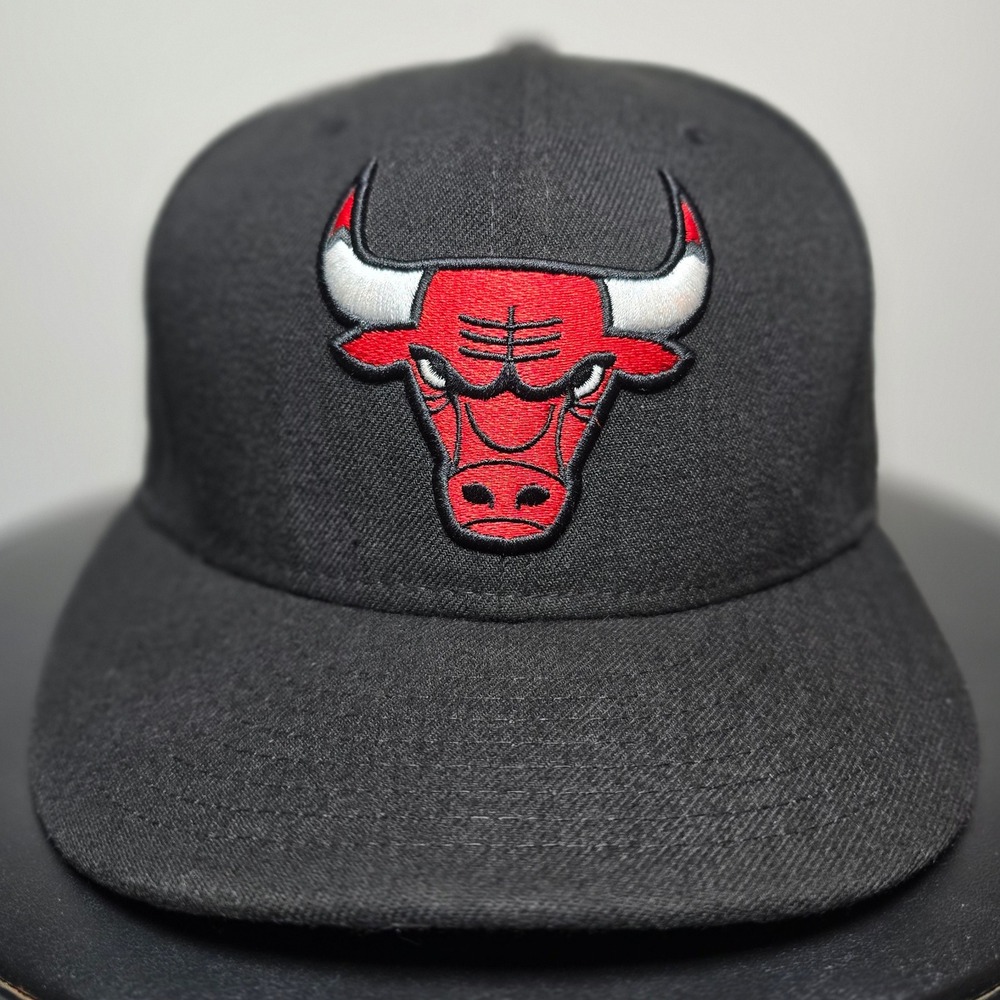 Chicago Bulls Embroidered Logo Y2K One-Tone Fitted 7³/⁸ NBA Basketball Hat